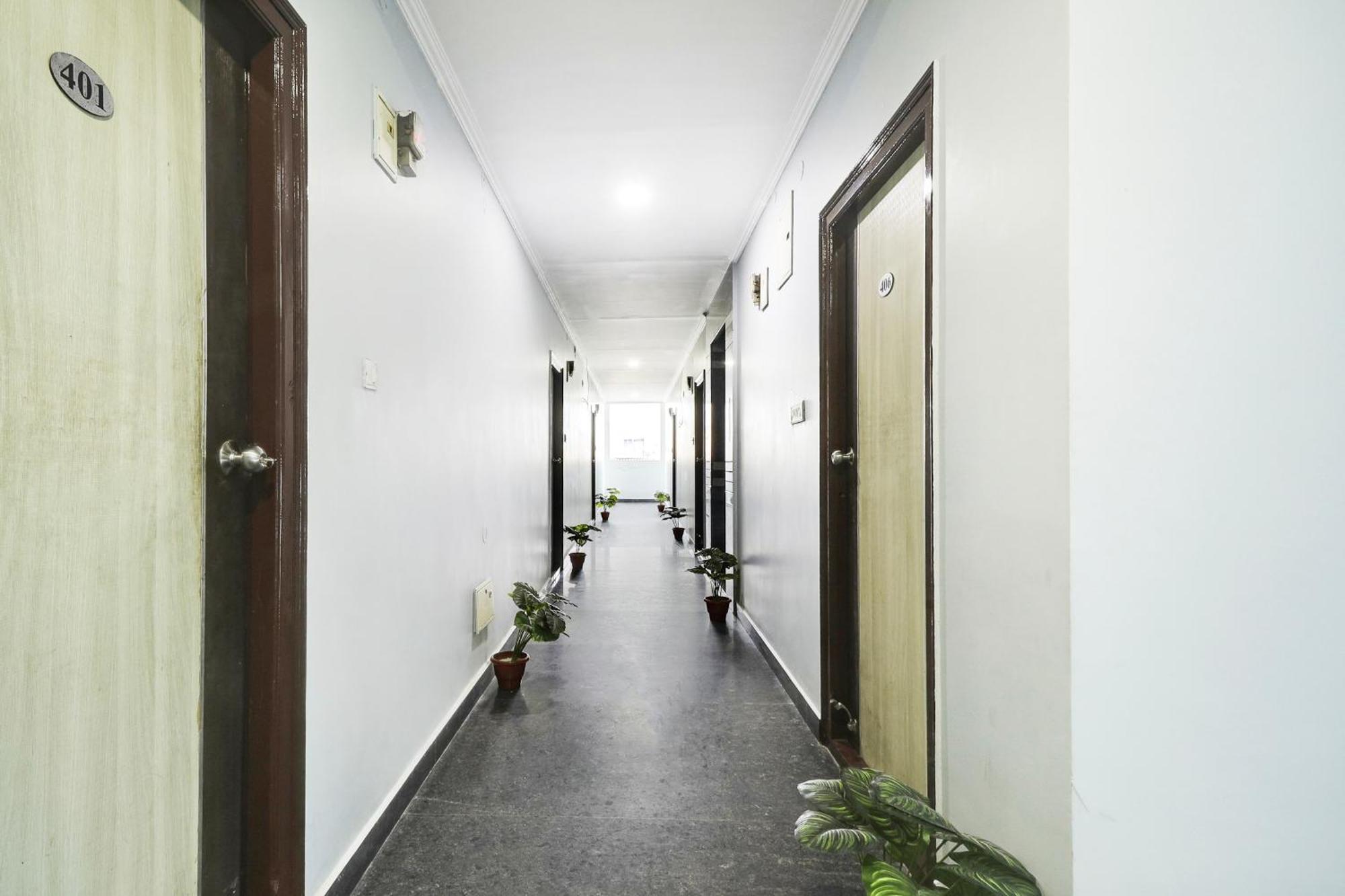 Super Townhouse De Alphabet Hotel Kukatpally Nexus Mall 하이데라바드 외부 사진